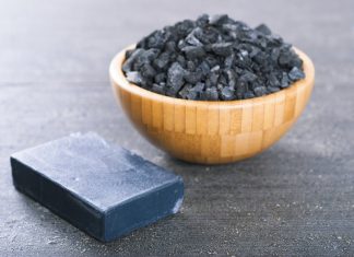 2 metode de a-ti face propriul sapun cu carbune activ