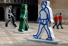 Ce cauta aceste sculpturi uriase pe strazile din Valencia?