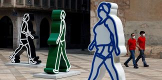 Ce cauta aceste sculpturi uriase pe strazile din Valencia?