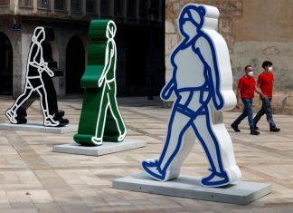 Ce cauta aceste sculpturi uriase pe strazile din Valencia?